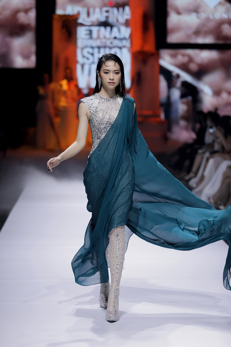 Mặc bộ váy nặng 40kg, Hoa hậu Đỗ Mỹ Linh lo lắng: “Em sợ sẽ bị ngã trên sàn catwalk!“ ảnh 11