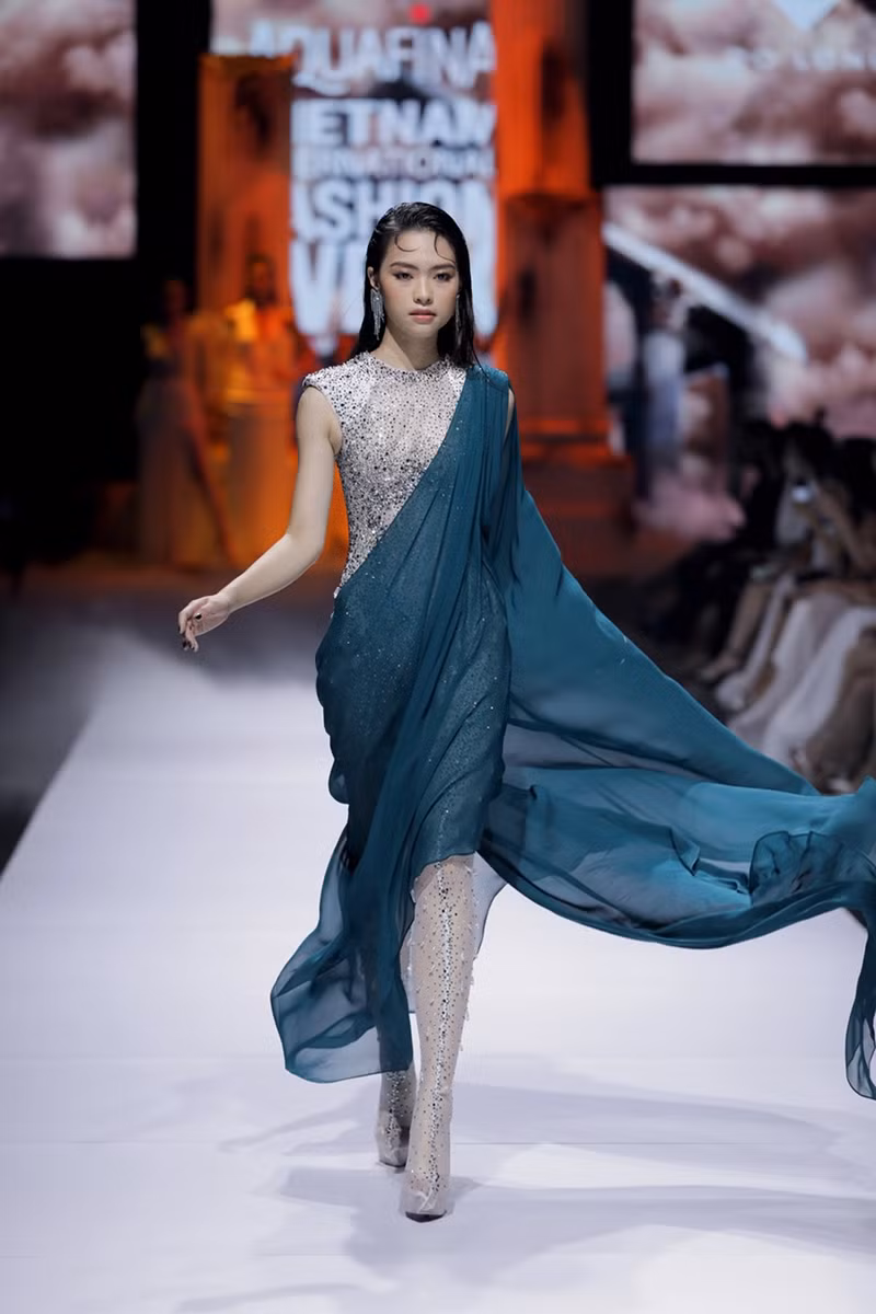 Mặc bộ váy nặng 40kg, Hoa hậu Đỗ Mỹ Linh lo lắng: “Em sợ sẽ bị ngã trên sàn catwalk!“ ảnh 11