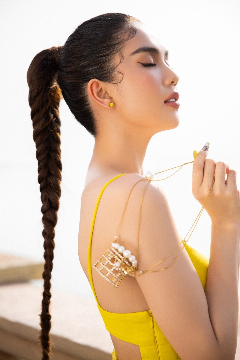 Cận cảnh thiết kế hiểm hóc khiến Ngọc Trinh phải bỏ về giữa chừng trong show thời trang ảnh 4