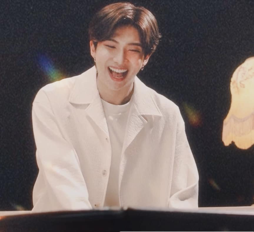 BTS ôn nhu dịu dàng đúng chuẩn “boyfriend” trong MV tiếng Nhật "Stay Gold" ảnh 8