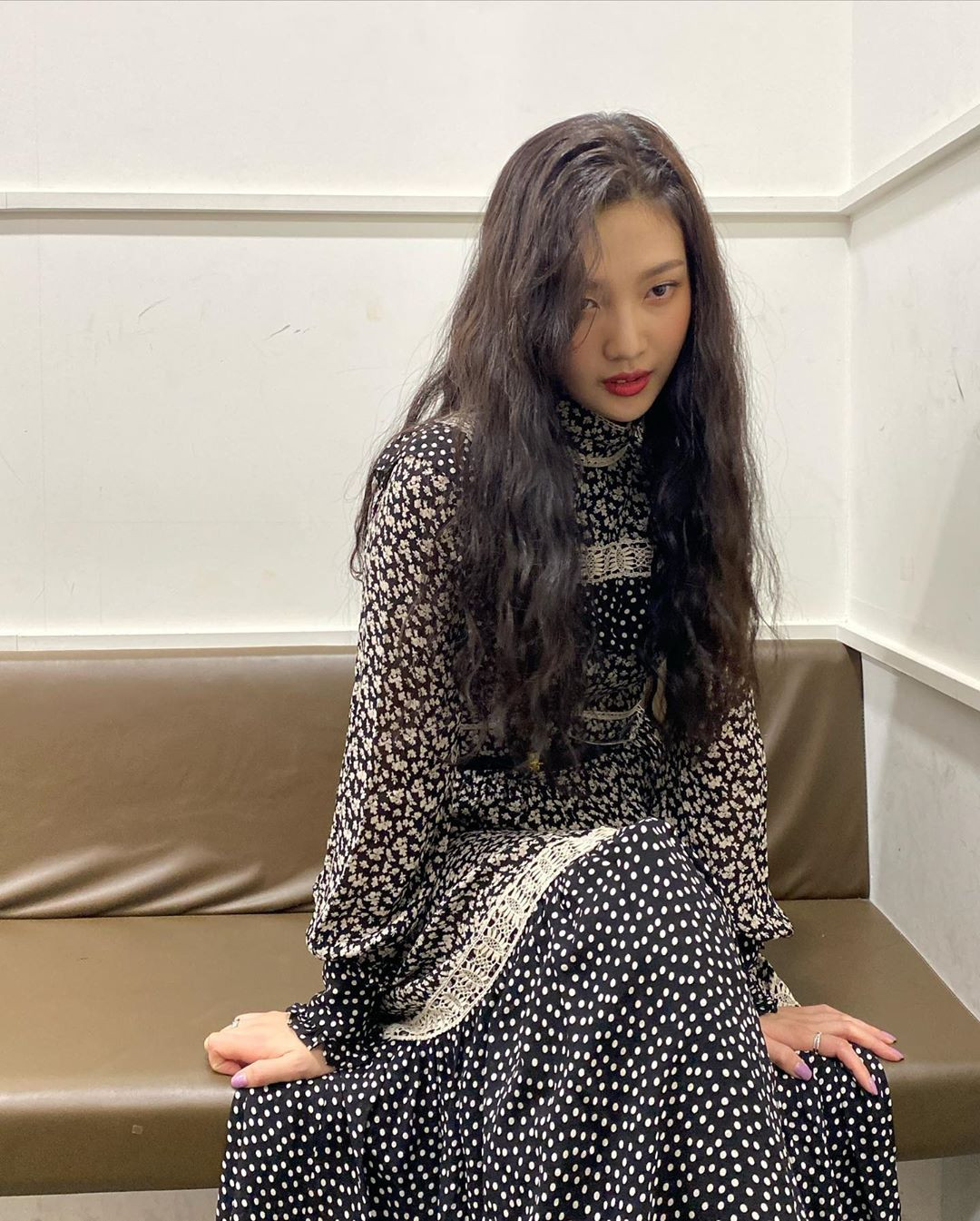 “Đụng hàng” bộ váy 100 triệu đồng với Seo Ye Ji, Joy (Red Velvet) bị chê trông xuề xòa hơn ảnh 4