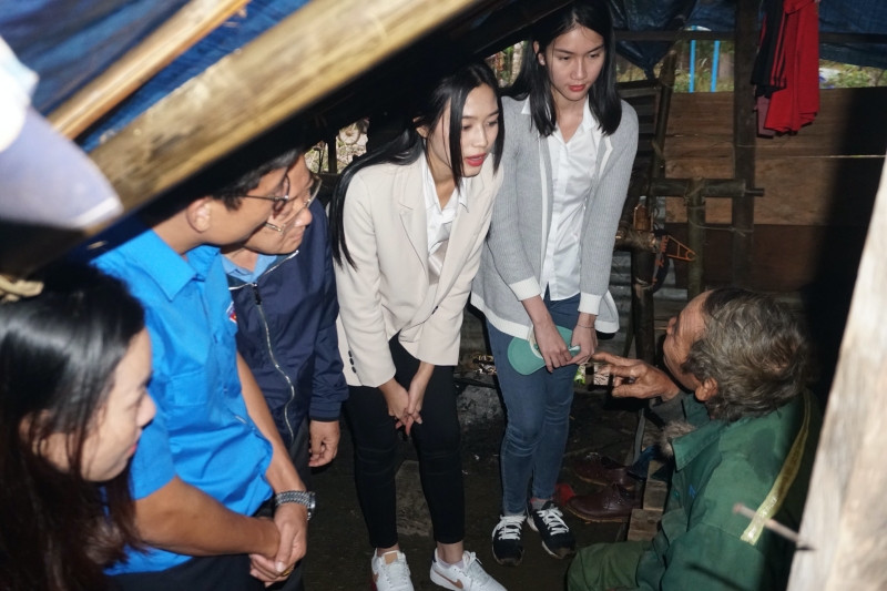 Hoa hậu Đỗ Thị Hà và 2 Á hậu vượt bùn đất tới Nam Trà My trao 1 tỷ đồng xây 18 căn nhà mới ảnh 1