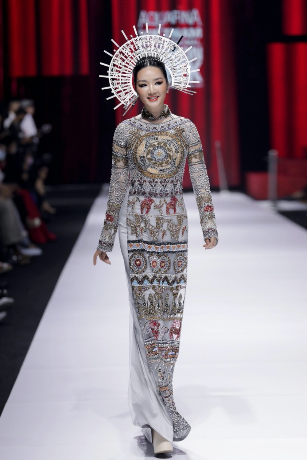 Ngọc Trinh thanh lịch bất ngờ trên sàn diễn thời trang, xinh thật nhưng sao trông lạ quá! ảnh 2