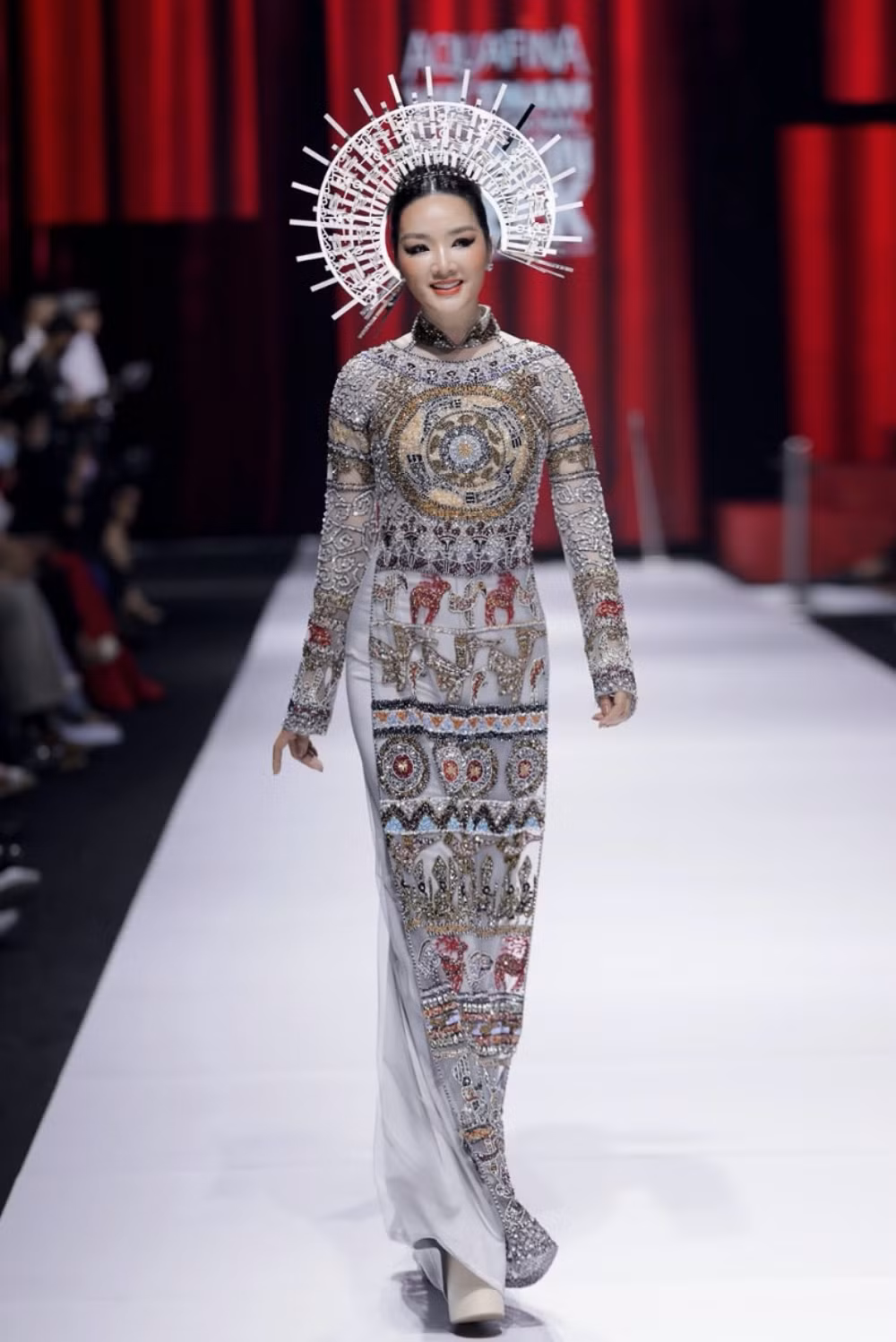 Ngọc Trinh thanh lịch bất ngờ trên sàn diễn thời trang, xinh thật nhưng sao trông lạ quá! ảnh 2