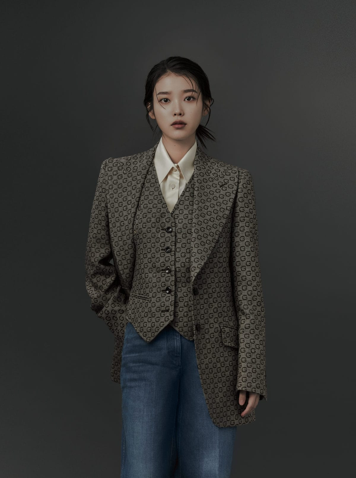 IU diện trang phục lịch lãm như một quý ông trên ấn phẩm GQ Man Of The Year ảnh 5