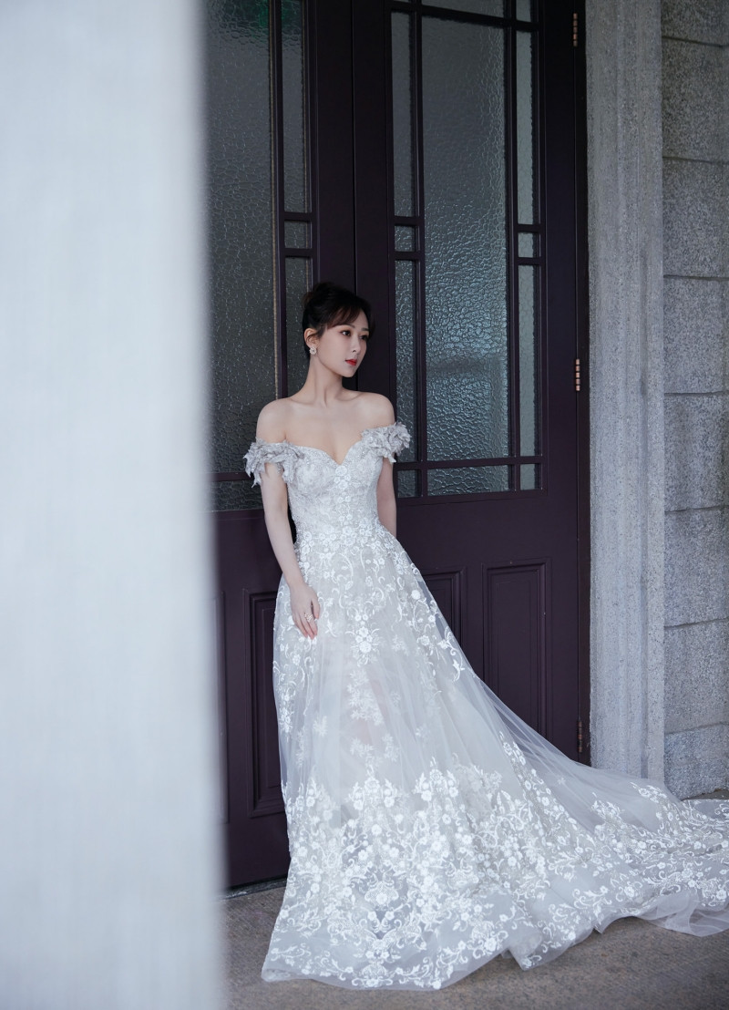 Dương Tử gây sốc vì đi giày bốt da siêu hầm hố cùng váy trắng bồng bềnh như cô dâu ảnh 2