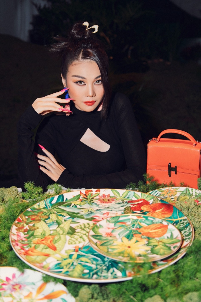 Học siêu mẫu Thanh Hằng cách quấn khăn thành chân váy khoe chân dài miên man ảnh 4