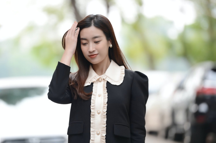 Diện váy tối màu thanh lịch, Hoa hậu Đỗ Mỹ Linh vẫn được khen trẻ như sinh viên đại học ảnh 4