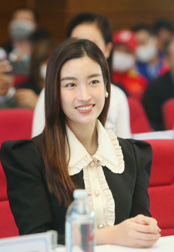 Diện váy tối màu thanh lịch, Hoa hậu Đỗ Mỹ Linh vẫn được khen trẻ như sinh viên đại học ảnh 6