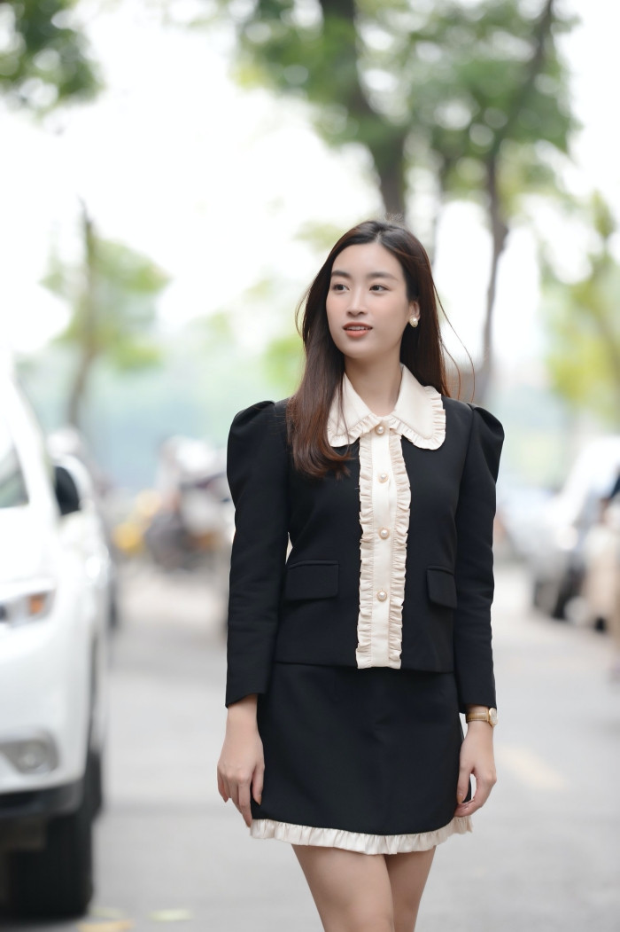 Diện váy tối màu thanh lịch, Hoa hậu Đỗ Mỹ Linh vẫn được khen trẻ như sinh viên đại học ảnh 5