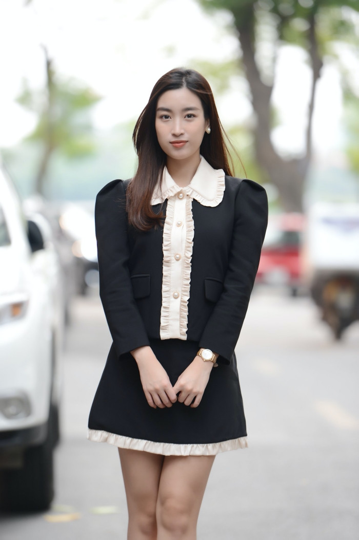 Diện váy tối màu thanh lịch, Hoa hậu Đỗ Mỹ Linh vẫn được khen trẻ như sinh viên đại học ảnh 3