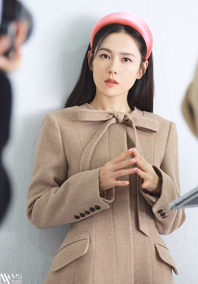Học ngay “chị đẹp” Son Ye Jin cách dùng phụ kiện cho tóc xinh đẹp ấn tượng trong mùa Đông ảnh 3