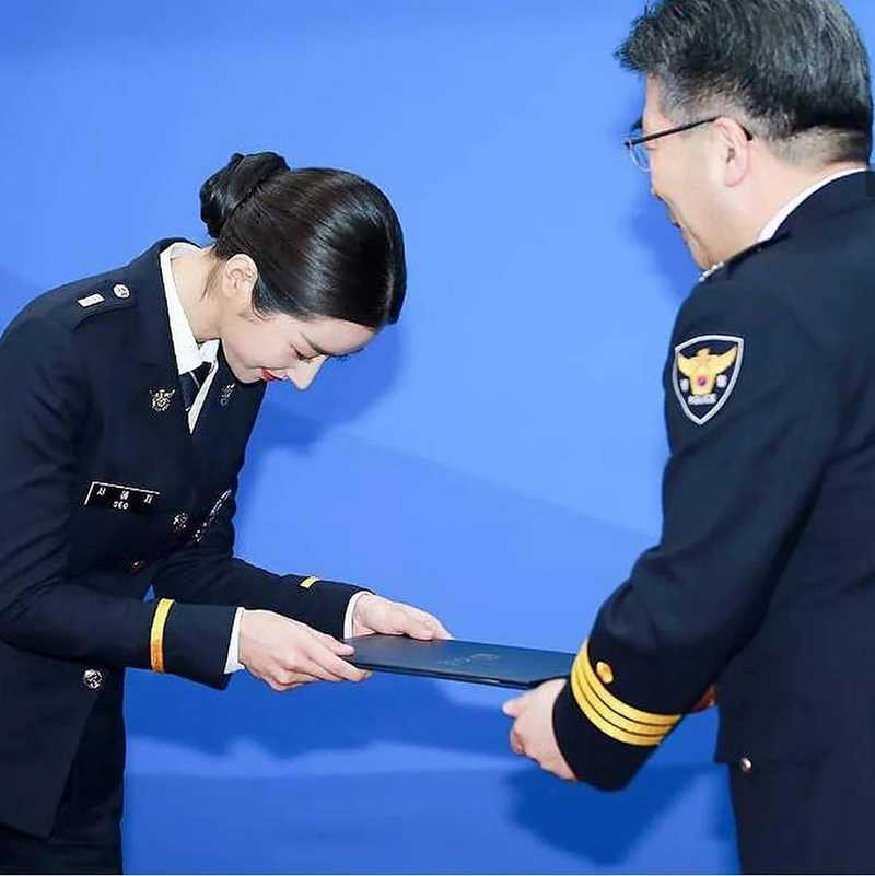 Có thể bạn chưa biết, Seo Ye Ji "Điên Thì Có Sao" ngoài đời là một cảnh sát danh dự ảnh 3