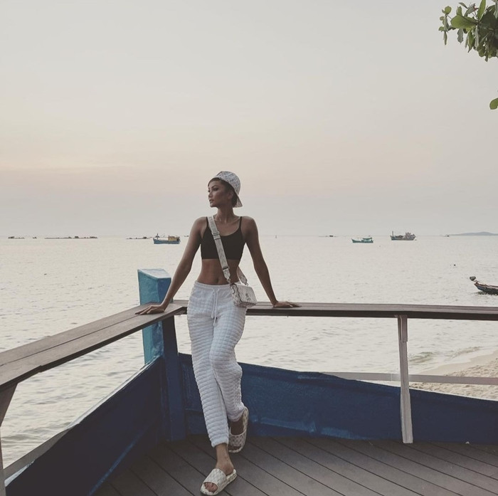 Lương Thùy Linh, Châu Bùi… cùng loạt sao Việt lăng xê kiểu áo đánh tan cái nóng đầu Hè ảnh 8