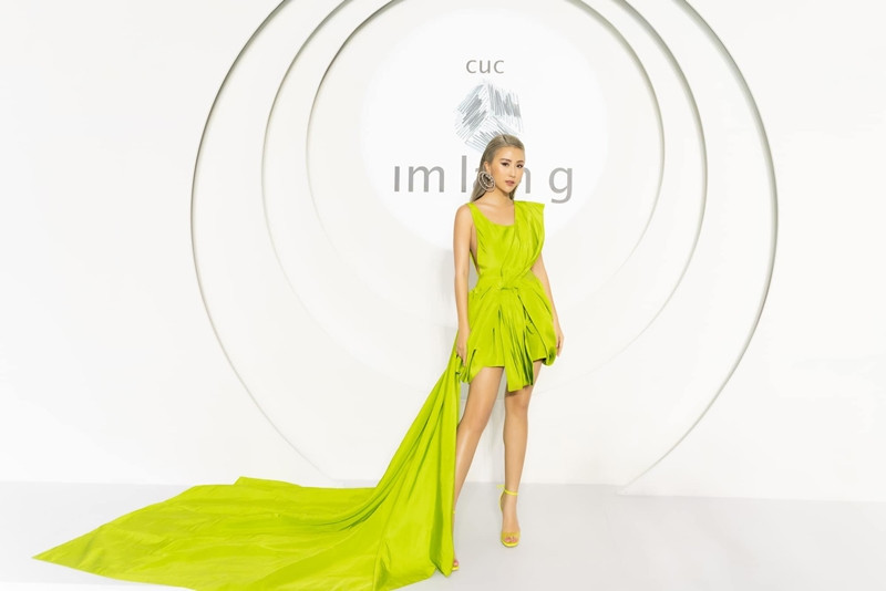 Diện váy Công Trí trên thảm đỏ VMAs, Nicole Richie “đụng hàng” tận 9 mỹ nhân showbiz Việt ảnh 9