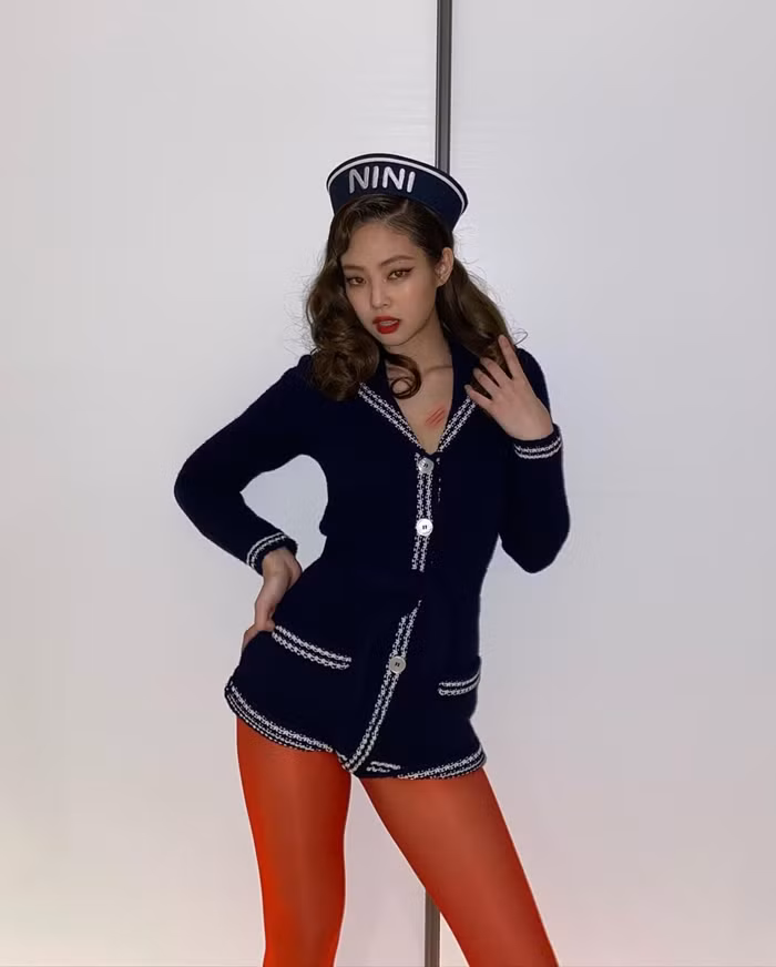 Pha đụng hàng cực hot của Jennie BLACKPINK với Selena Gomez: Ảnh điện thoại vs ảnh tạp chí ảnh 1