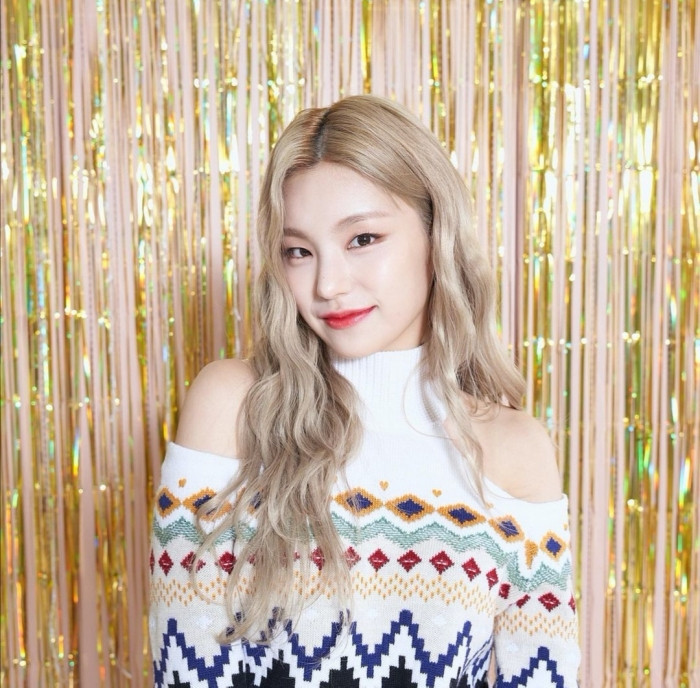 Đụng hàng áo len khoe vai trần, Yeji (ITZY) và Winter (aespa) ai mặc đẹp hơn? ảnh 5