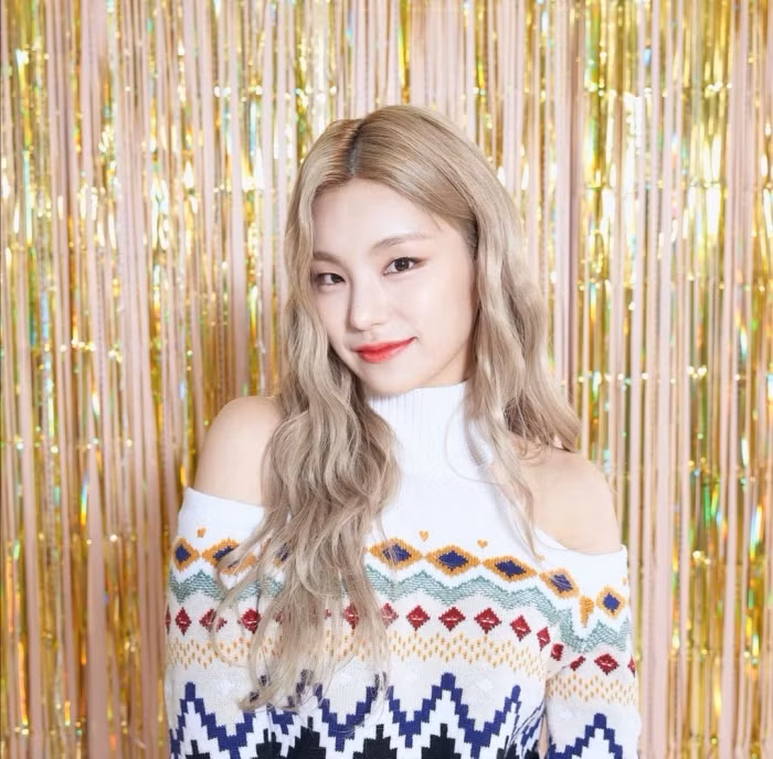 Đụng hàng áo len khoe vai trần, Yeji (ITZY) và Winter (aespa) ai mặc đẹp hơn? ảnh 5