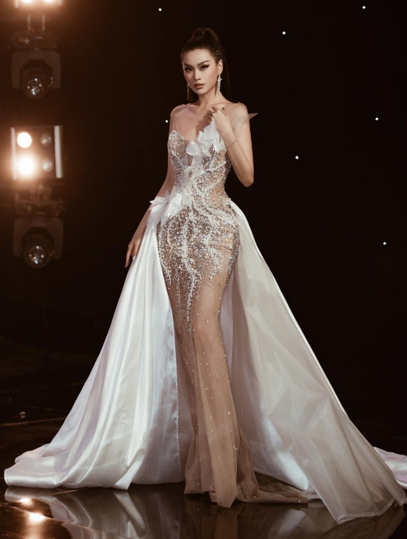 Á hậu Phương Anh, Ngọc Thảo cùng dàn mỹ nhân khoe sắc lộng lẫy trong show diễn chào 2021 ảnh 7