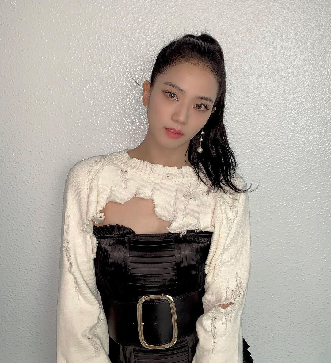 Stylist BLACKPINK bị chê cẩu thả vì cho Jisoo mặc phần áo quá “tả tơi” lên sân khấu ảnh 3