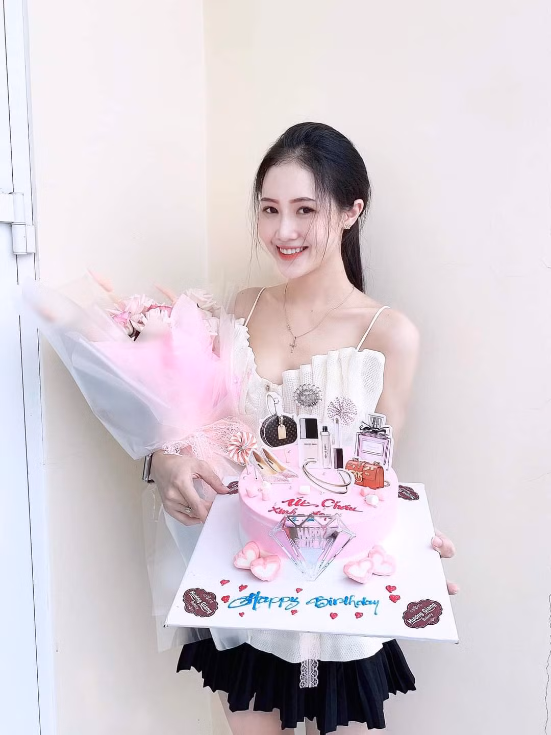 Trân Châu - thí sinh sở hữu vòng eo nhỏ nhất của Top 30 phía Nam Hoa Hậu Việt Nam 2020 ảnh 4