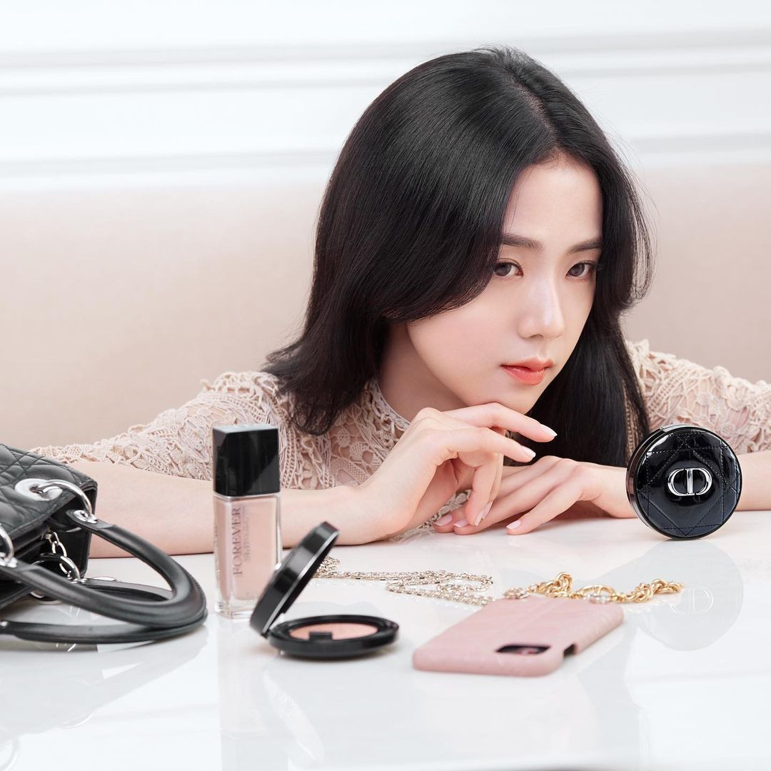 Jisoo BLACKPINK có lấn át được Hoa hậu Honey Lee trong loạt ảnh quảng cáo mỹ phẩm Dior? ảnh 7