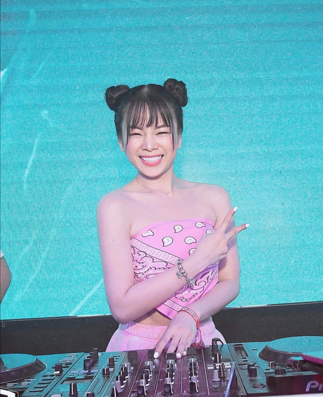 Ngắm gu thời trang chuẩn fashionista của Mie, DJ xinh đẹp của show “Rap Việt” ảnh 8