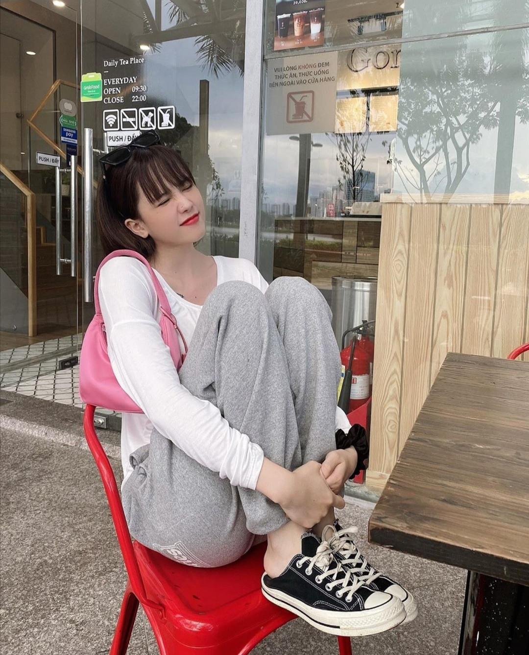 Linh Ngọc Đàm, Chi Pu, Diệu Nhi mix đồ với sneaker, “không có chất nhất, chỉ có chất hơn“ ảnh 5