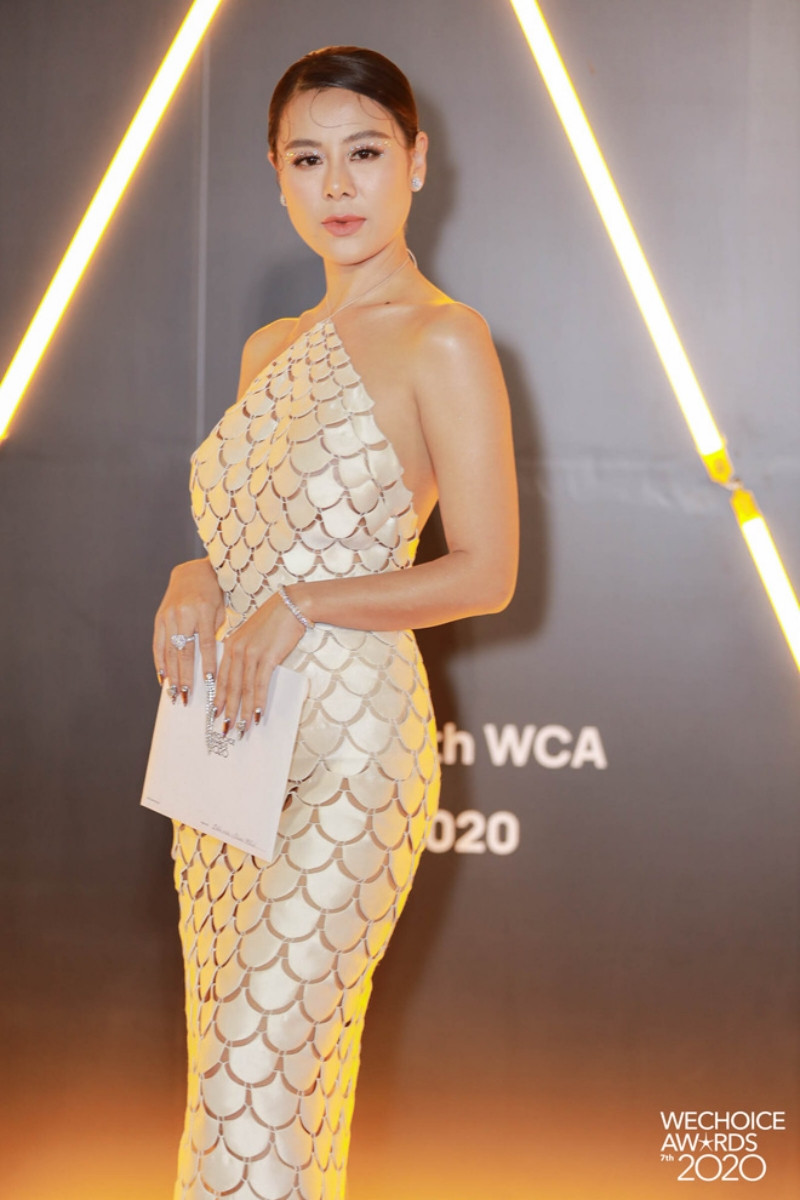 Những mẫu váy được mỹ nhân Việt đặc biệt yêu thích, đụng hàng bất chấp chiều cao tuổi tác ảnh 6