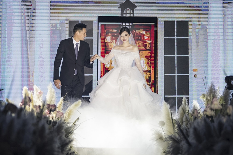 Tường San xinh như công chúa, đọ sắc với Tiểu Vy, Mỹ Linh, Lương Thùy Linh trong ngày cưới ảnh 4