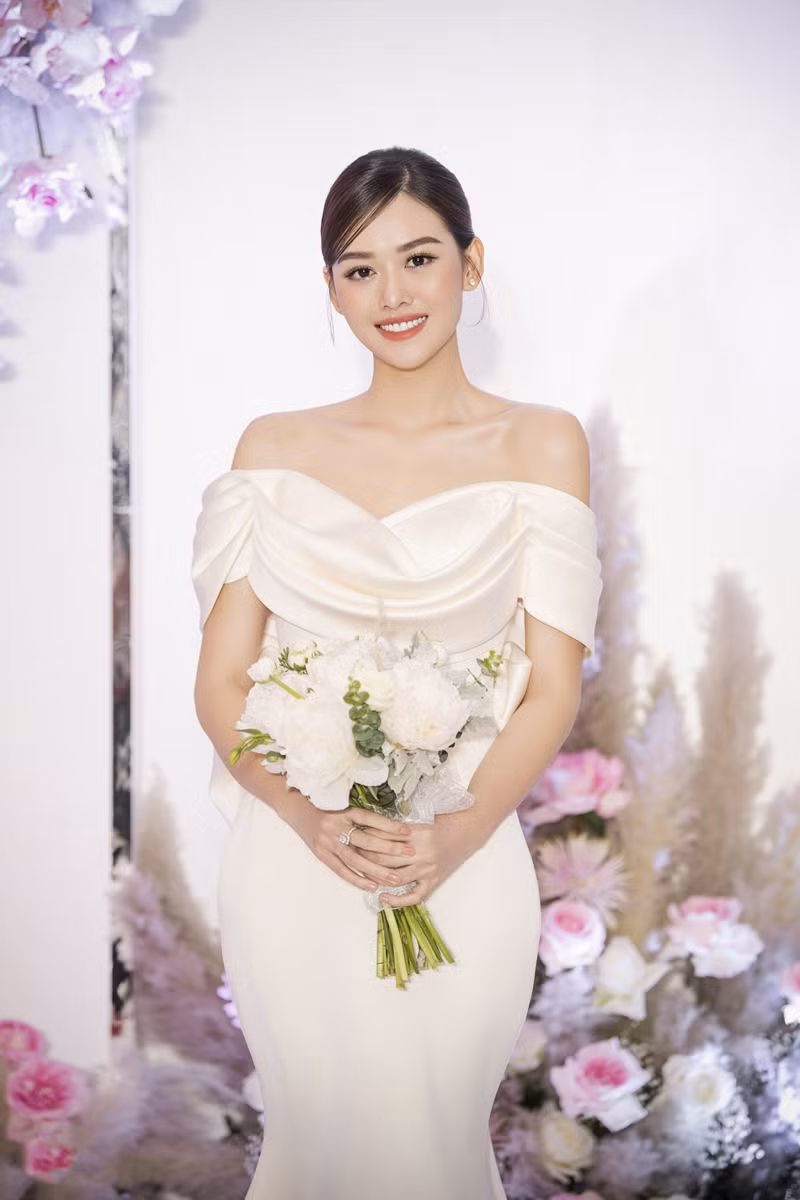 Tường San xinh như công chúa, đọ sắc với Tiểu Vy, Mỹ Linh, Lương Thùy Linh trong ngày cưới ảnh 2