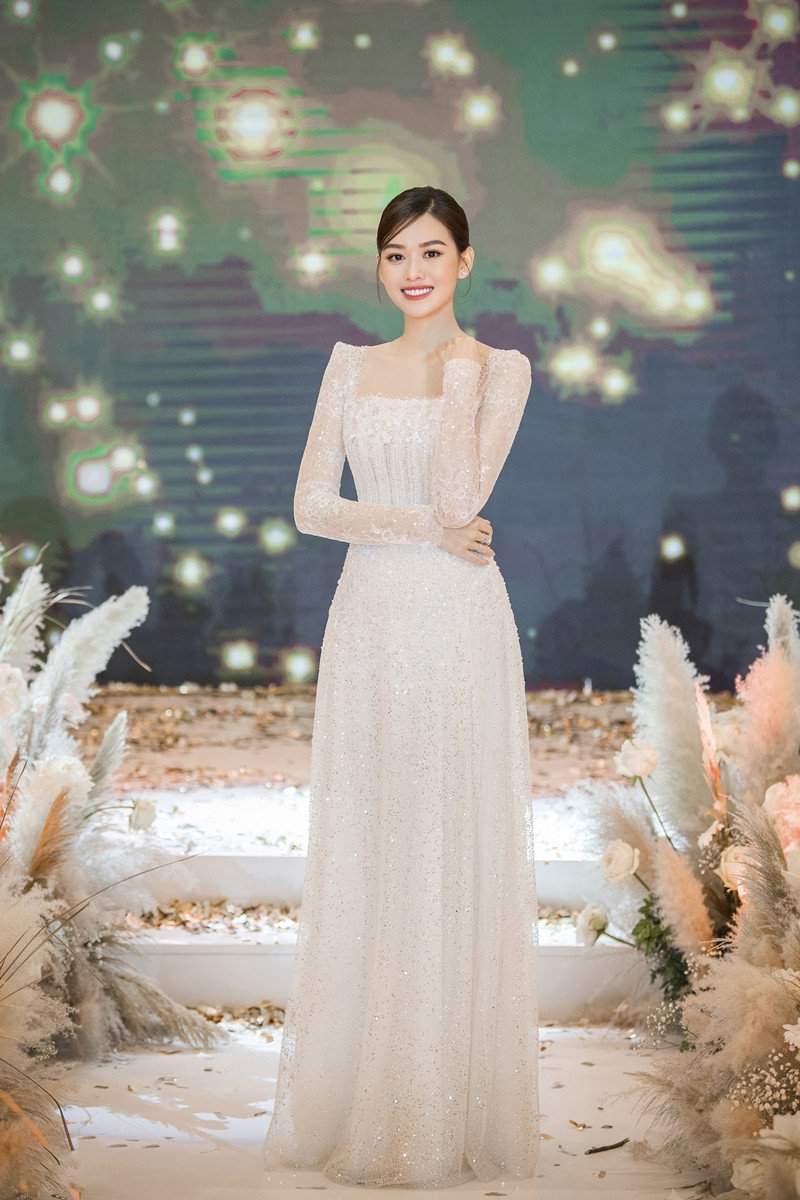 Tường San xinh như công chúa, đọ sắc với Tiểu Vy, Mỹ Linh, Lương Thùy Linh trong ngày cưới ảnh 3