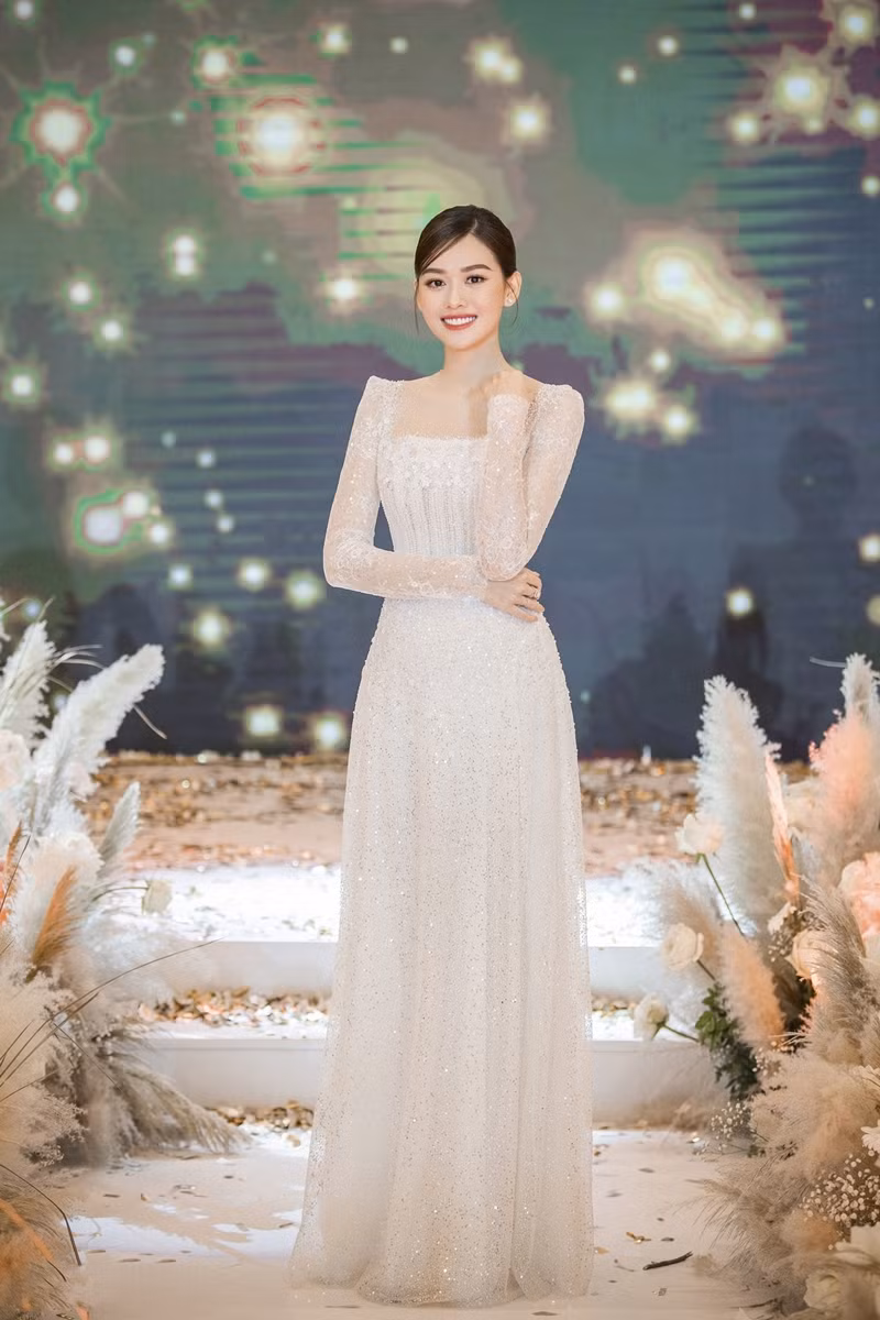 Tường San xinh như công chúa, đọ sắc với Tiểu Vy, Mỹ Linh, Lương Thùy Linh trong ngày cưới ảnh 3