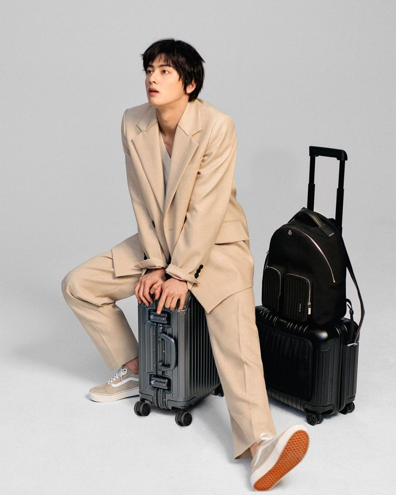 Ngắm trọn bộ ảnh gây tranh cãi của Cha Eun Woo, mặc cả váy nhưng “có gì đó rất cuốn ở đây“ ảnh 7