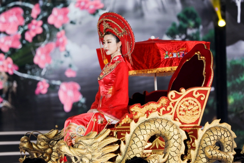 Nhan sắc 5 cựu Hoa hậu xinh đẹp tài năng của Hoa Hậu Việt Nam trong màn trình diễn áo dài ảnh 5