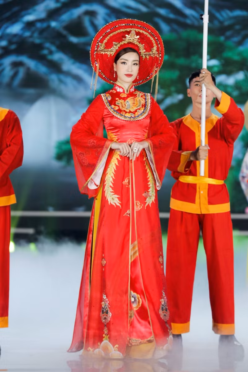 Nhan sắc 5 cựu Hoa hậu xinh đẹp tài năng của Hoa Hậu Việt Nam trong màn trình diễn áo dài ảnh 6