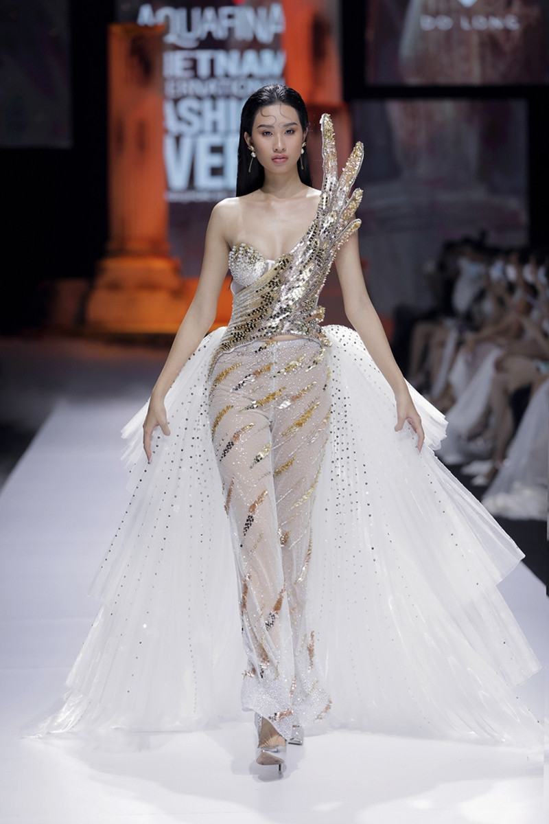 Mặc bộ váy nặng 40kg, Hoa hậu Đỗ Mỹ Linh lo lắng: “Em sợ sẽ bị ngã trên sàn catwalk!“ ảnh 9