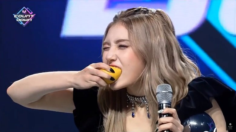 Lý do Jeon Somi phải ăn một quả chanh cực chua sau khi giành cúp show M!Countdown ảnh 2