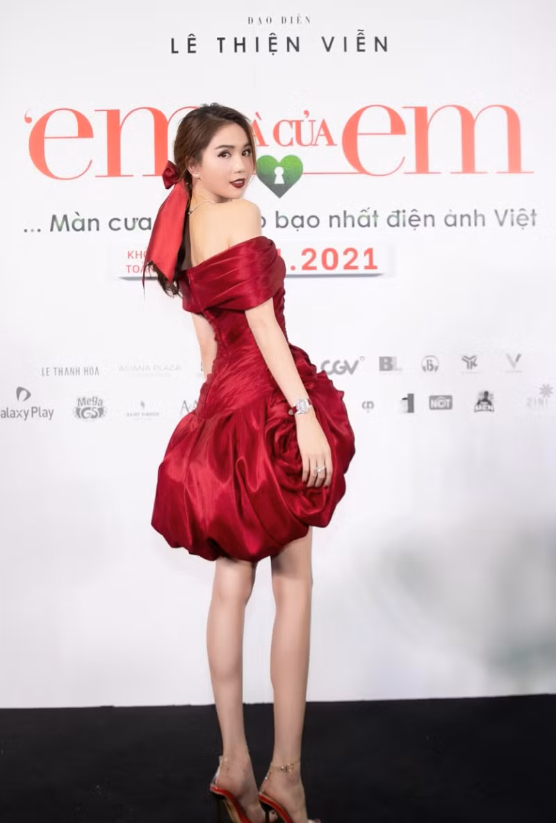 Ngọc Trinh cosplay thành đóa hồng đỏ thắm nhưng lại gây hiệu ứng ngược vì điều cơ bản này ảnh 3