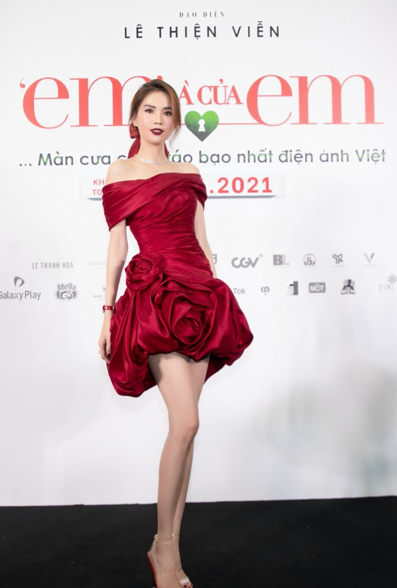 Ngọc Trinh cosplay thành đóa hồng đỏ thắm nhưng lại gây hiệu ứng ngược vì điều cơ bản này ảnh 1