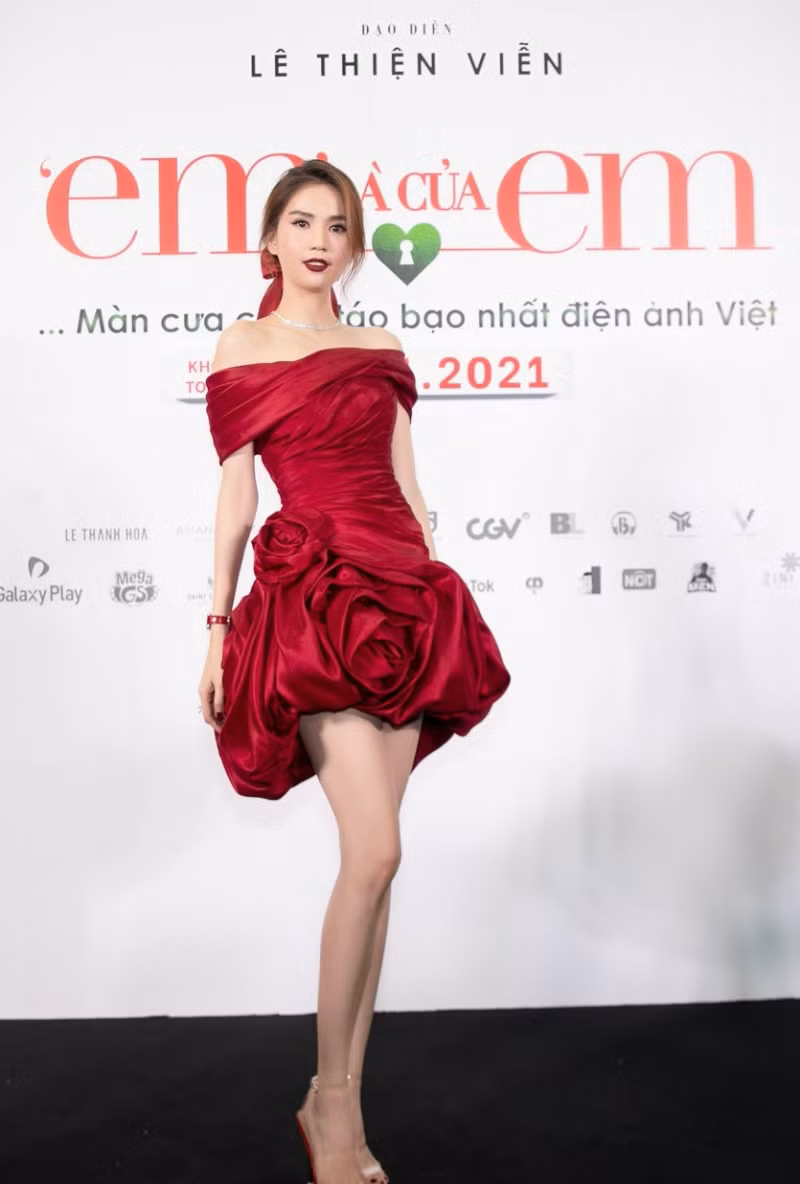 Ngọc Trinh cosplay thành đóa hồng đỏ thắm nhưng lại gây hiệu ứng ngược vì điều cơ bản này ảnh 1