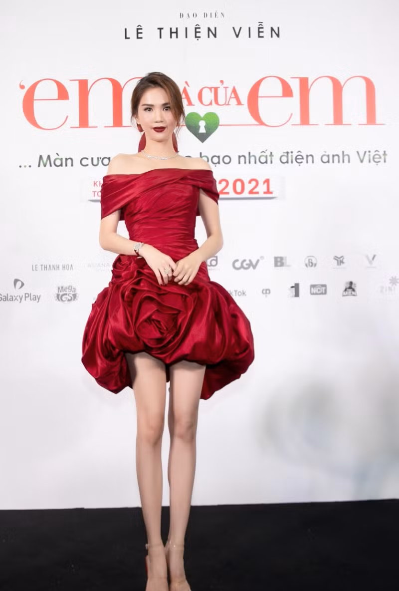 Ngọc Trinh cosplay thành đóa hồng đỏ thắm nhưng lại gây hiệu ứng ngược vì điều cơ bản này ảnh 2