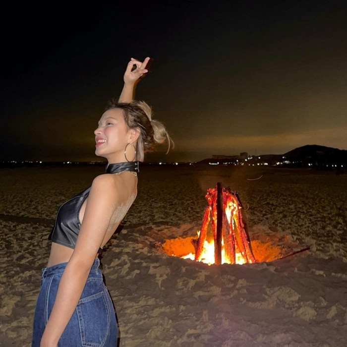 Lương Thùy Linh, Châu Bùi… cùng loạt sao Việt lăng xê kiểu áo đánh tan cái nóng đầu Hè ảnh 7