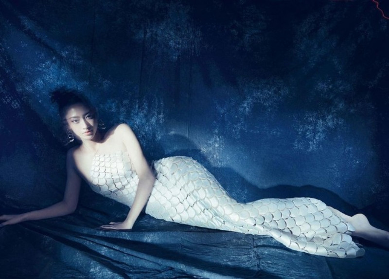 Những mẫu váy được mỹ nhân Việt đặc biệt yêu thích, đụng hàng bất chấp chiều cao tuổi tác ảnh 4