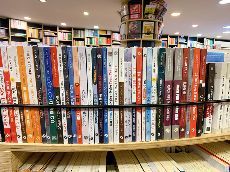 Theo chân quản lý khám phá những “bí ẩn” chưa có lời giải thích trong các nhà sách ảnh 2