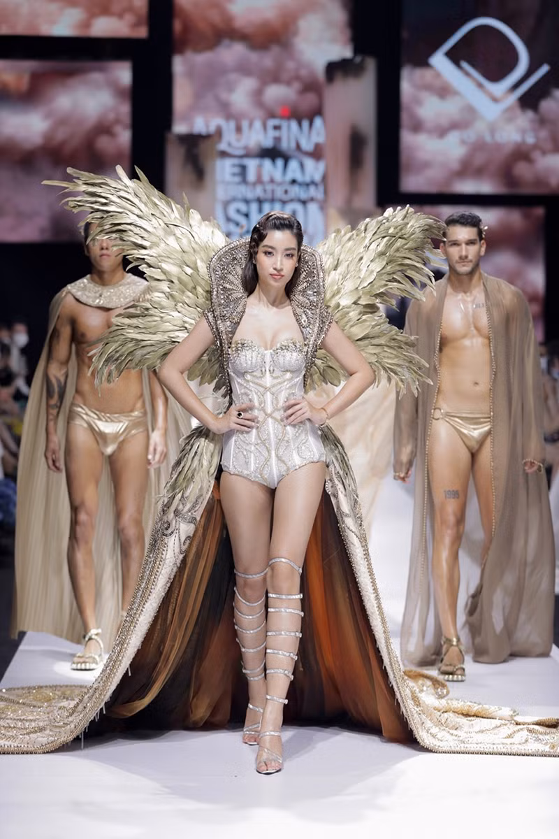 Mặc bộ váy nặng 40kg, Hoa hậu Đỗ Mỹ Linh lo lắng: “Em sợ sẽ bị ngã trên sàn catwalk!“ ảnh 6