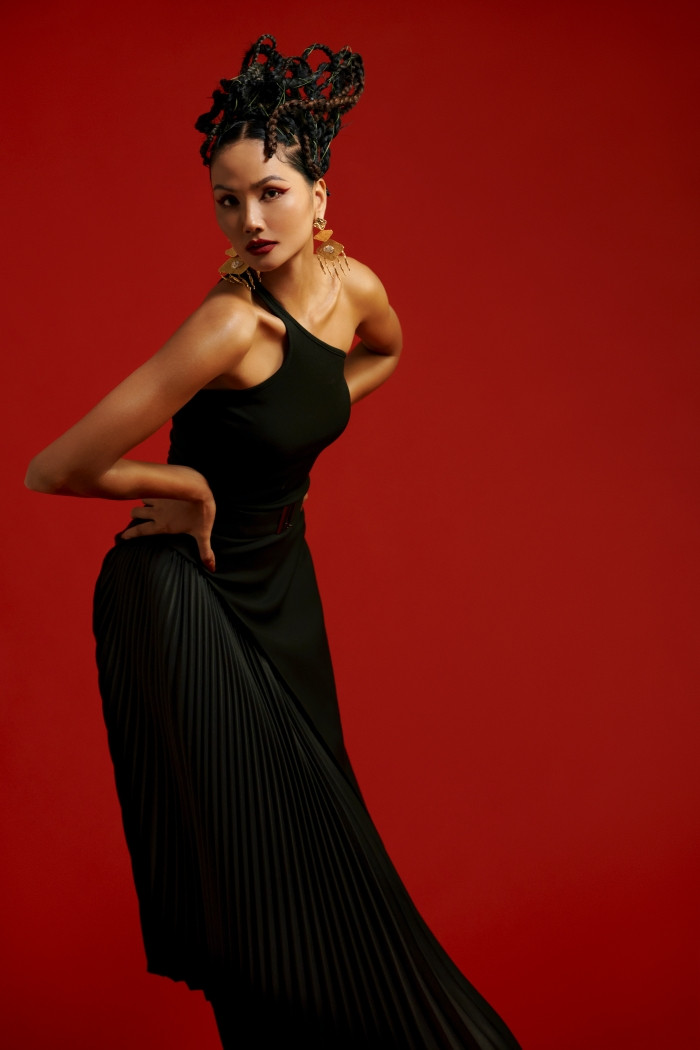 Hoa hậu H’Hen Niê sử dụng ngôn ngữ hình thể truyền tải thông điệp về phụ nữ nhân ngày 8/3 ảnh 4