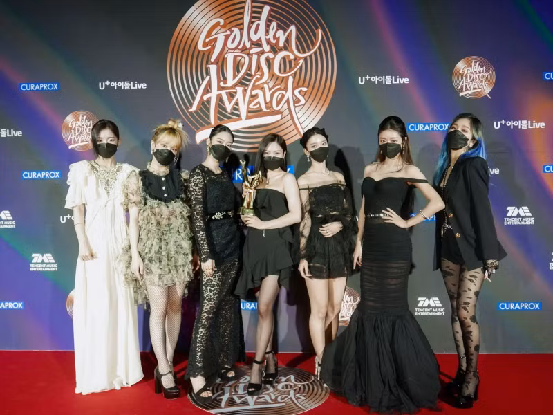 Seunghee OH MY GIRL biến bộ váy từng được Jennie BLACKPINK mặc thành "thảm họa thời trang" ảnh 1