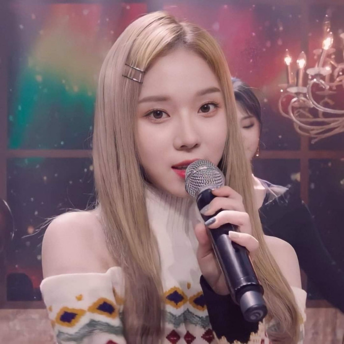 Đụng hàng áo len khoe vai trần, Yeji (ITZY) và Winter (aespa) ai mặc đẹp hơn? ảnh 4