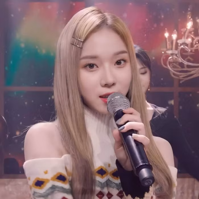 Đụng hàng áo len khoe vai trần, Yeji (ITZY) và Winter (aespa) ai mặc đẹp hơn? ảnh 4